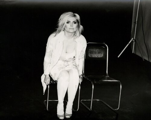 Photograph of Debbie Harry (Blondie) Seated van Andy Warhol, Fotografie te koop op Singulart