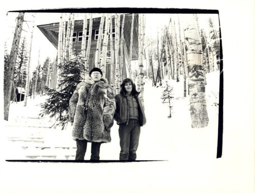 Andy Warhol and Catherine Guinness in front of John and Kimiko Powers Home van Andy Warhol, Fotografie te koop op Singulart