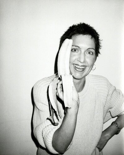 Pat Hackett with conjoined twins banana di Andy Warhol, Fotografia in vendita su Singulart
