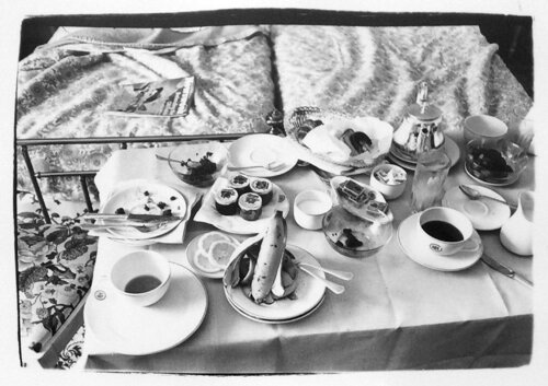 Andy Warhol, Photograph of a Room Service Tray in Paris, 1980 di Andy Warhol, Fotografia in vendita su Singulart