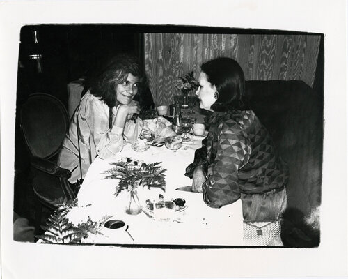 Susan Sontag and Gloria Vanderbilt di Andy Warhol, Fotografia in vendita su Singulart
