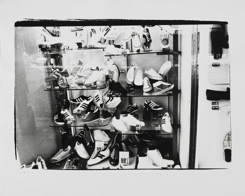 Gelatin silver print of Shoes by Andy Warhol di Andy Warhol, Fotografia in vendita su Singulart