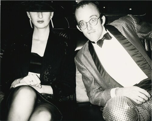Andy Warhol, Photograph of Keith Haring and Julia Gruen, 1986 di Andy Warhol, Fotografia in vendita su Singulart