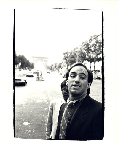 Andy Warhol, Photograph of Bob Colacello and Jon Gould, Arc du Triomphe, Paris di Andy Warhol, Fotografia in vendita su Singulart