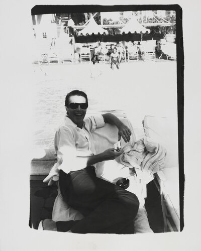 Gelatin silver print of Halston Poolside at The Beverly Hills Hotel by Andy Warhol di Andy Warhol, Fotografia in vendita su Singulart