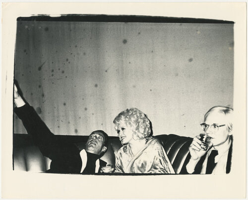 Halston, Dolly Parton & Andy Warhol at Studio 54 par Andy Warhol, Photographie en vente sur Singulart