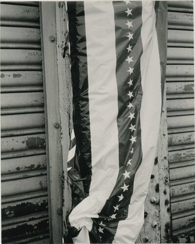 Andy Warhol, Photograph of a Stars and Stripes Banner, 1986 van Andy Warhol, Fotografie te koop op Singulart