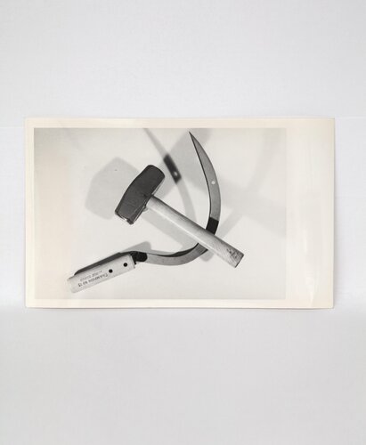 Hammer and Sickle van Andy Warhol, Fotografie te koop op Singulart
