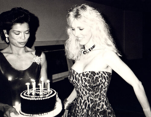 Bianca Jagger with cake on Alana Stewart's Birthday di Andy Warhol, Fotografia in vendita su Singulart