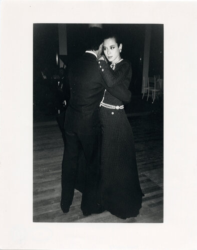 Tina Chow Dancing at Karl Lagerfeld dinner at MOMA di Andy Warhol, Fotografia in vendita su Singulart