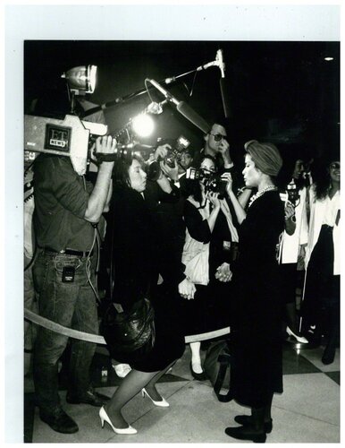 Bianca Jagger Posing for Press Photographers di Andy Warhol, Fotografia in vendita su Singulart