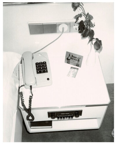 Hotel Room di Andy Warhol, Fotografia in vendita su Singulart
