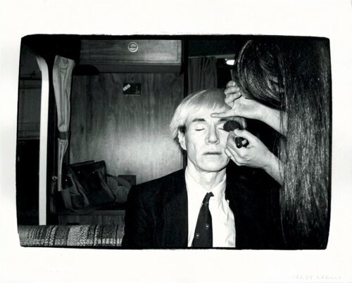 Andy Warhol Getting Made Up di Andy Warhol, Fotografia in vendita su Singulart