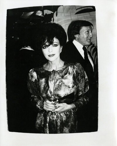 Joan Collins at nightclub di Andy Warhol, Fotografia in vendita su Singulart