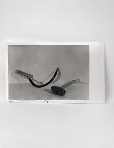 Hammer and Sickle di Andy Warhol, Fotografia in vendita su Singulart