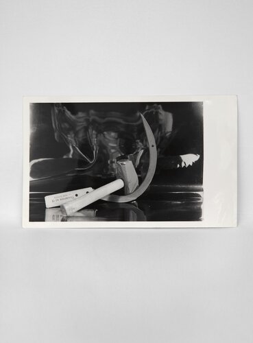 Hammer and Sickle di Andy Warhol, Fotografia in vendita su Singulart