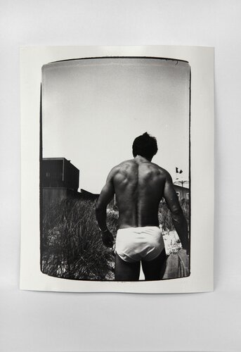 Man in Fire Island van Andy Warhol, Fotografie te koop op Singulart