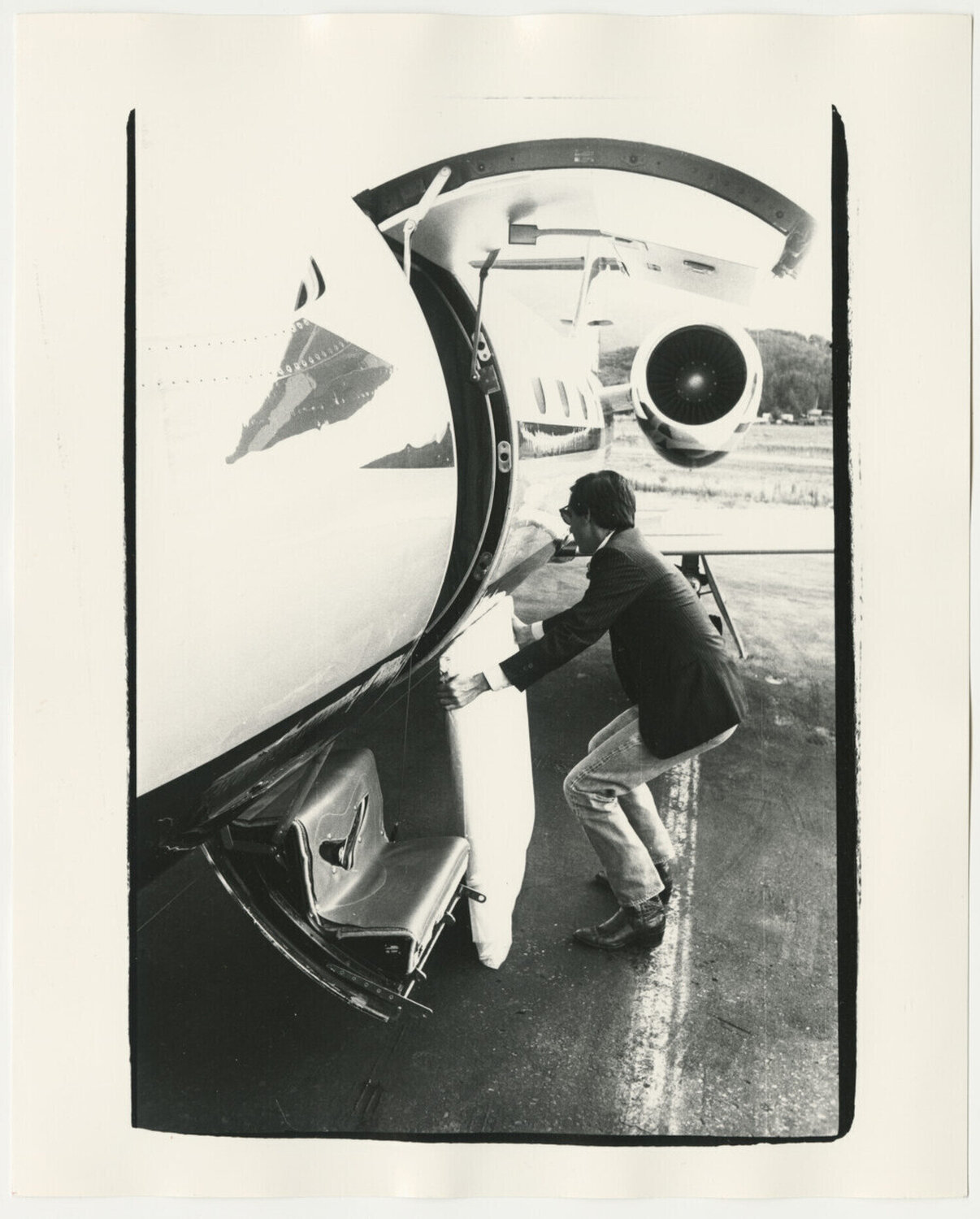 Fred Hughes loading a Warhol painting onto a Learjet 35 Andy Warhol Fotografia in vendita
