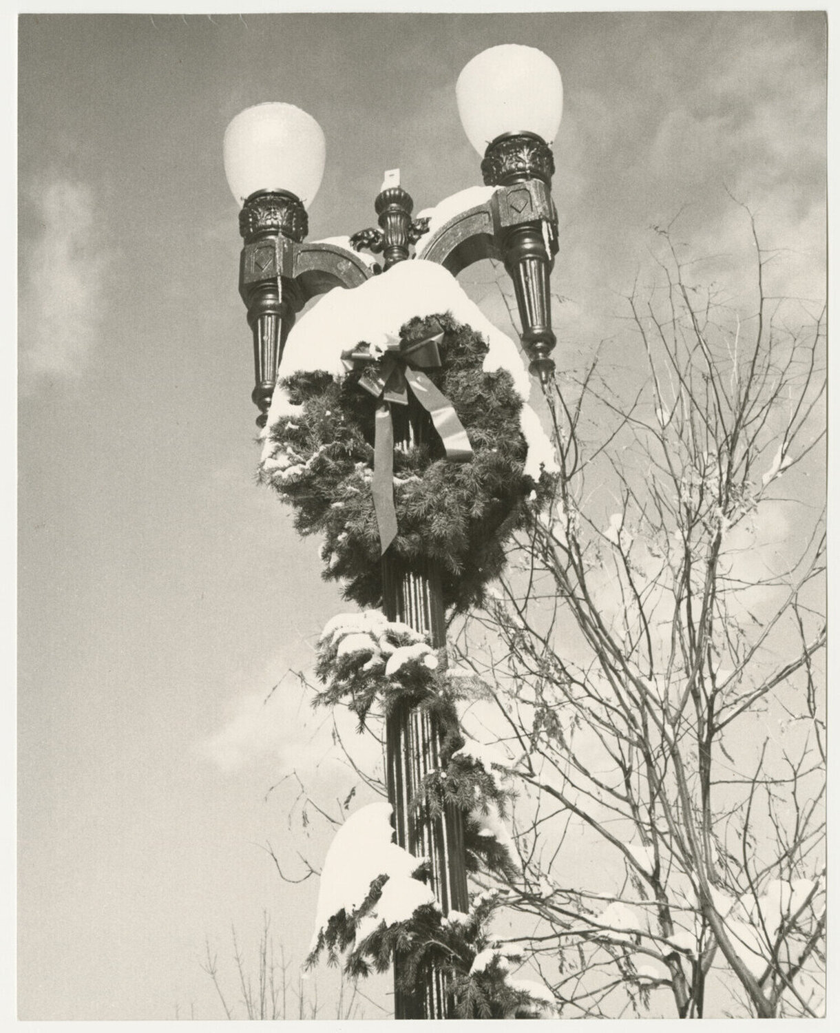 Aspen Colorado Lamp Post with Holiday Wreath Andy Warhol Fotografie zu verkaufen
