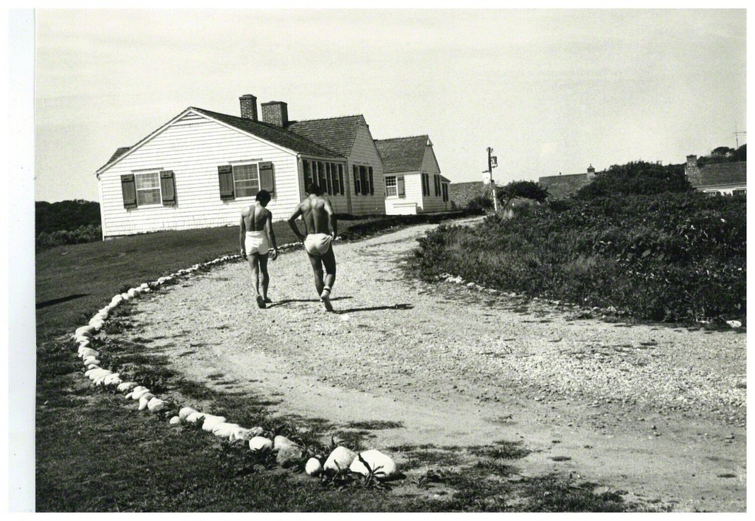 Andy Warhol's Montauk Estate with Two Unidentified Men Andy Warhol Fotografie zu verkaufen
