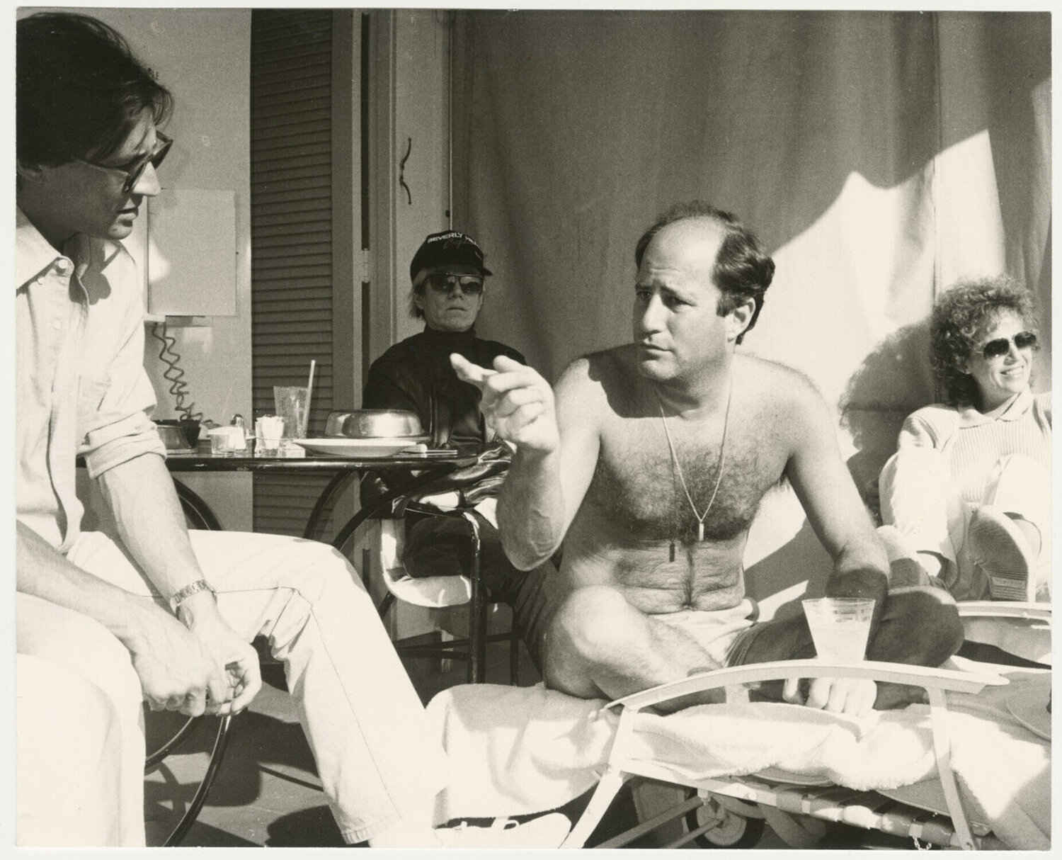 Andy Warhol with Ronald Perelman at the Beverly Hills Hotel Andy Warhol Fotografie zu verkaufen