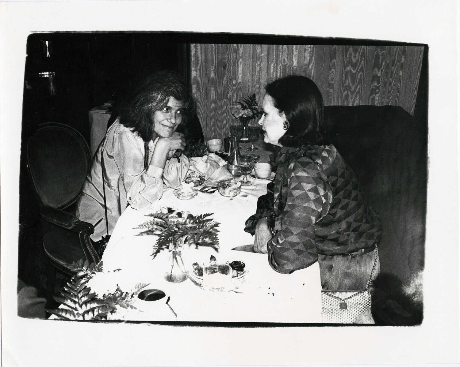 Susan Sontag and Gloria Vanderbilt Andy Warhol Fotografia in vendita