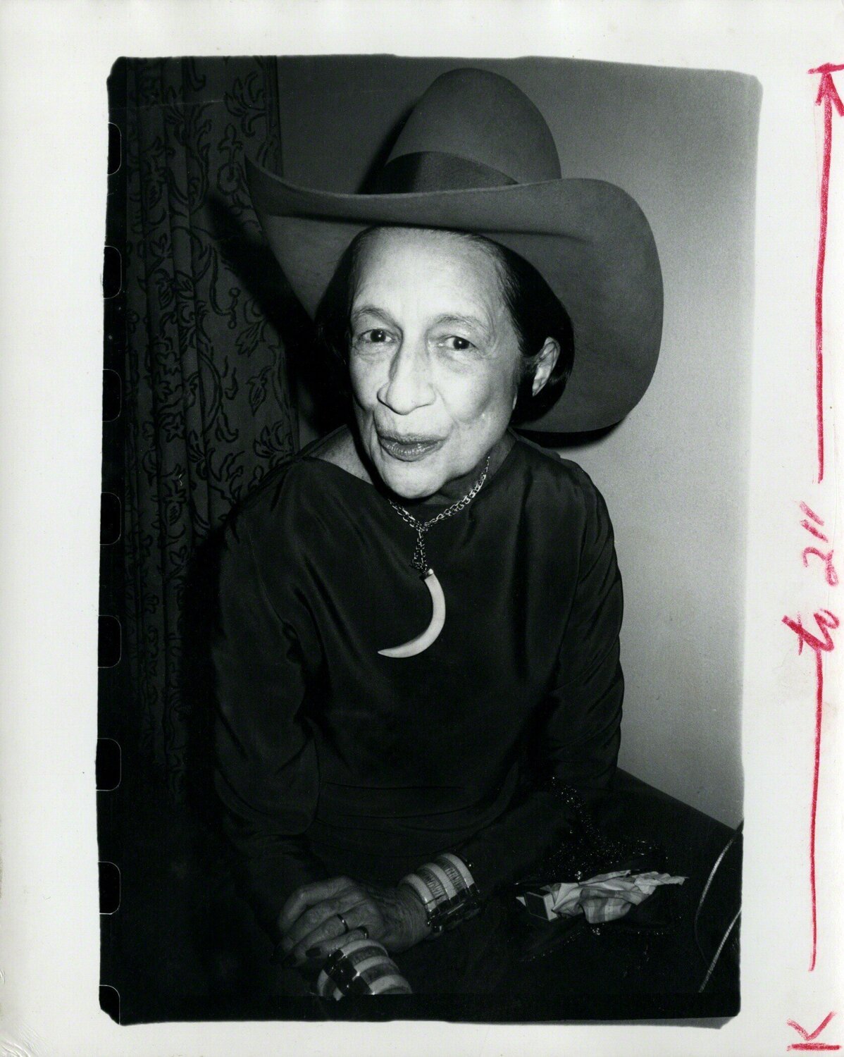 Diana Vreeland wearing a cowboy hat Andy Warhol Fotografie zu verkaufen