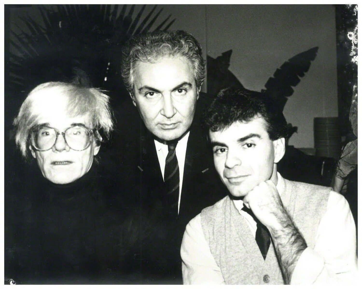 Andy Warhol with Tony Shafrazi and Ronnie Cutrone Andy Warhol Fotografie zu verkaufen