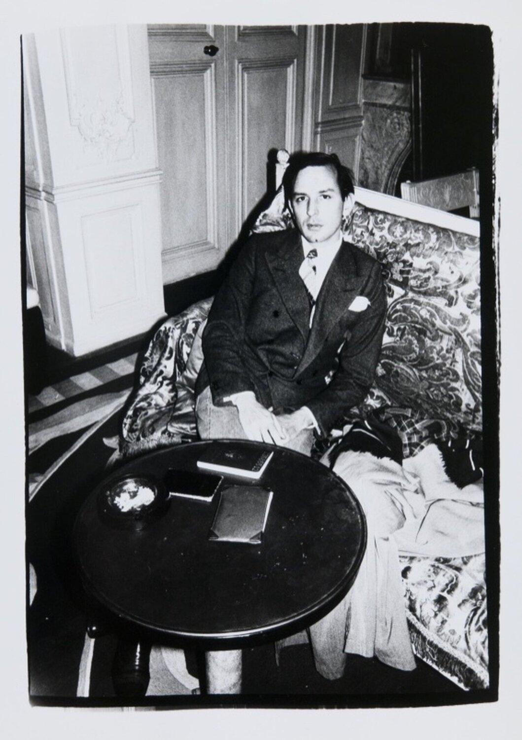 Photograph of Fred Hughes Seated at a Table Andy Warhol Fotografie zu verkaufen