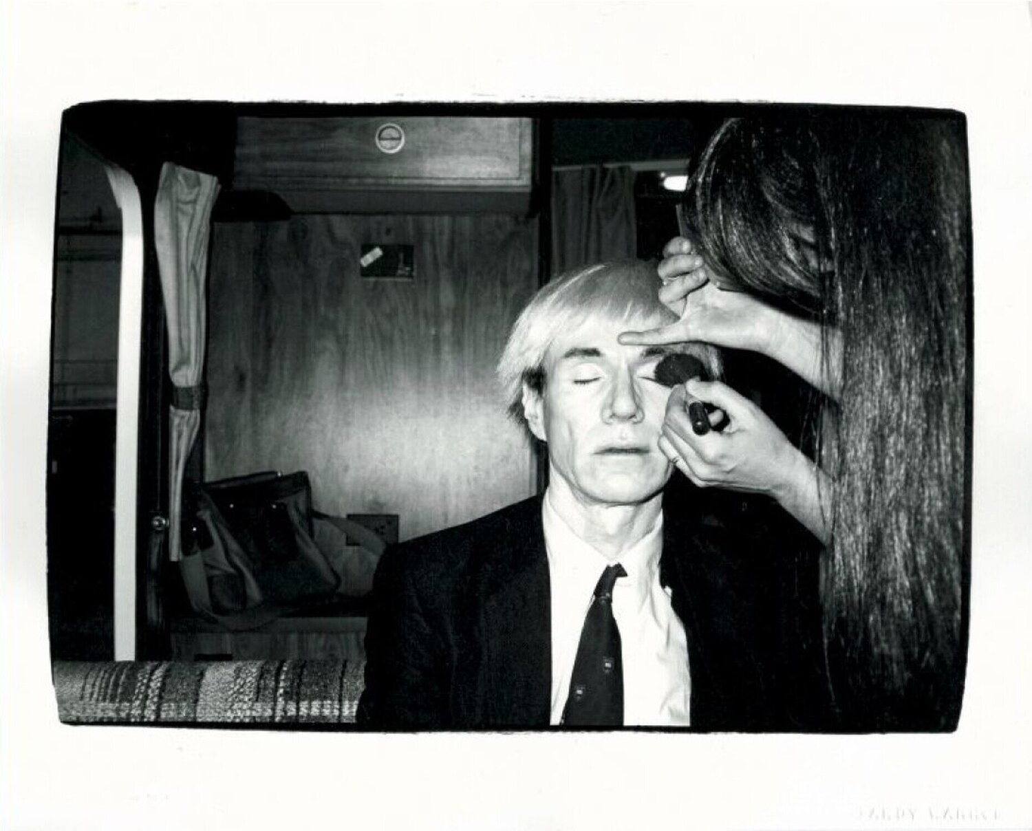 Andy Warhol Getting Made Up Andy Warhol Fotografia in vendita
