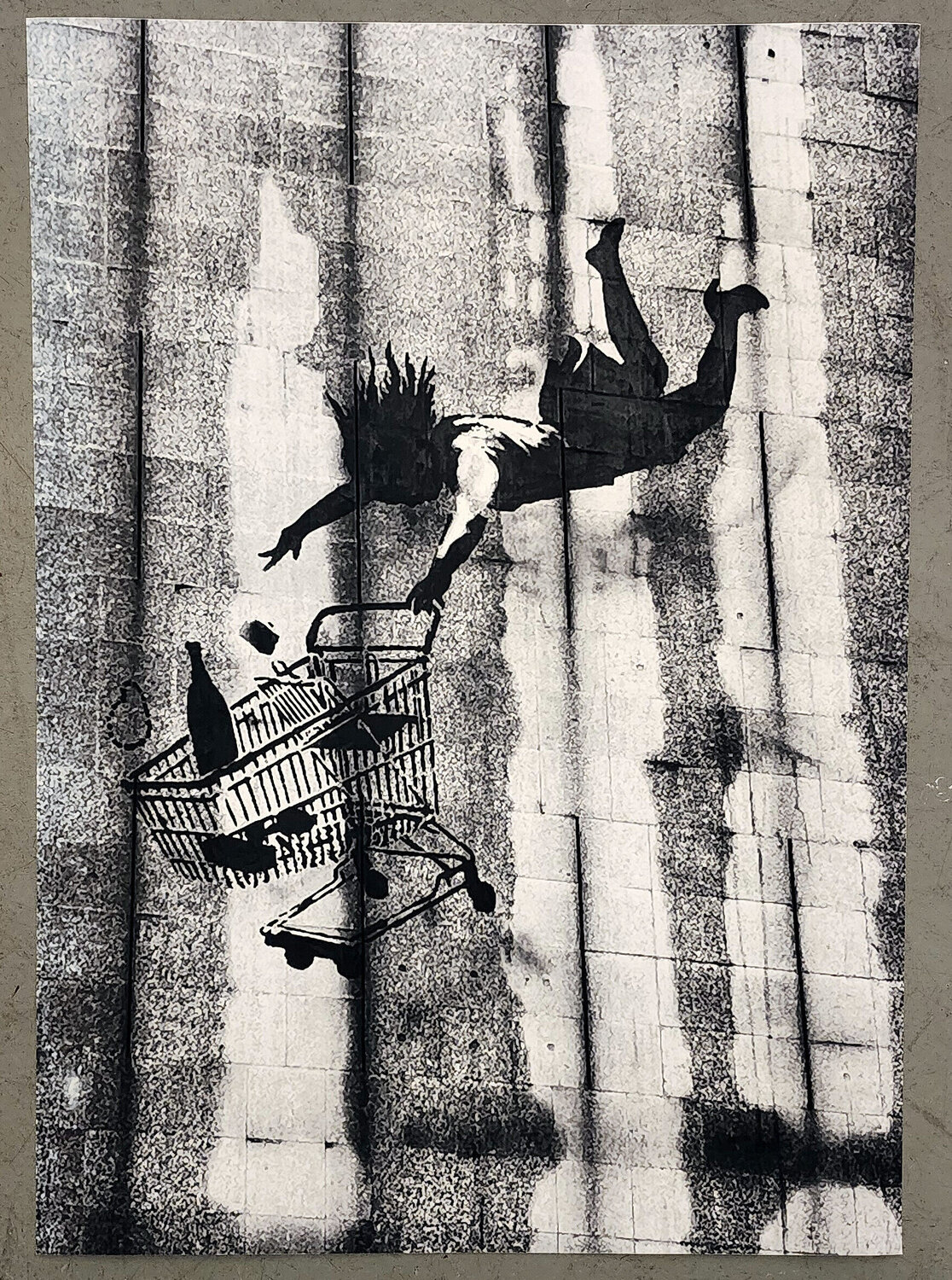 Falling Shopper / Shop Till You Drop (Street Art, Sprayer, Graffiti) door  Banksy (2011) : Afdruk Giclée print - Singulart, image size:1116x1500
