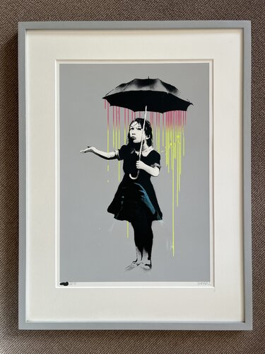 NOLA (Pink And Yellow Rain) (Artist Proof) van Banksy, Afdruk te koop op Singulart