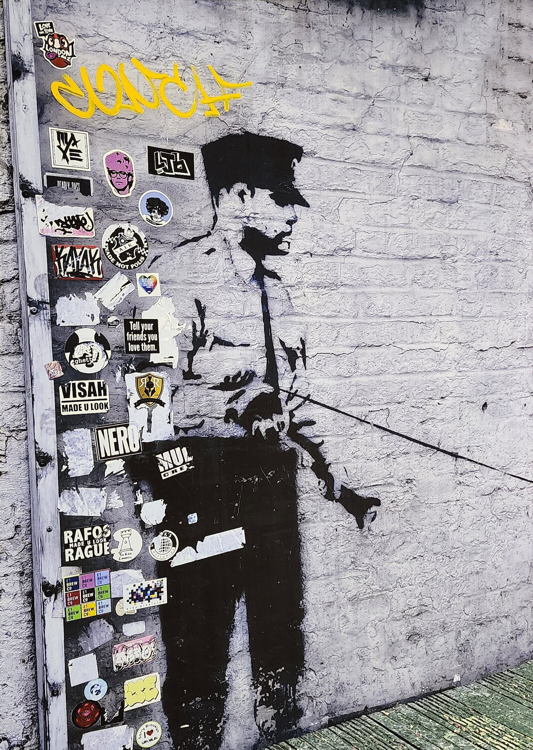Shoreditch (Street Art, Sprayer, Graffiti) door Banksy (2011) : Afdruk  Giclée print op Papier - Singulart, image size:1067x1500