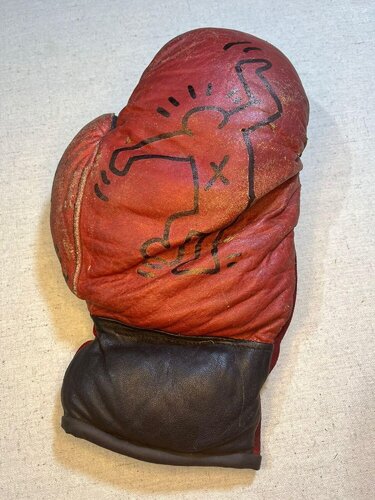 Figure on Boxing Glove par Keith Haring, Autres supports en vente sur Singulart