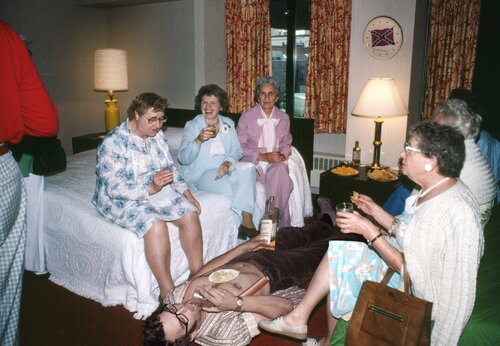 Recollections in America: Party on Twin Beds, Los Angeles van David LaChapelle, Fotografie te koop op Singulart