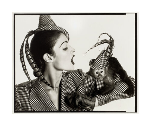 Les années 1940 (Stephanie Seymour: La Passante du Siecle) van Richard Avedon, Fotografie te koop op Singulart