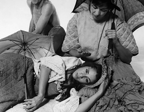 Experimental production of "Alice In Wonderland" van Richard Avedon, Fotografie te koop op Singulart
