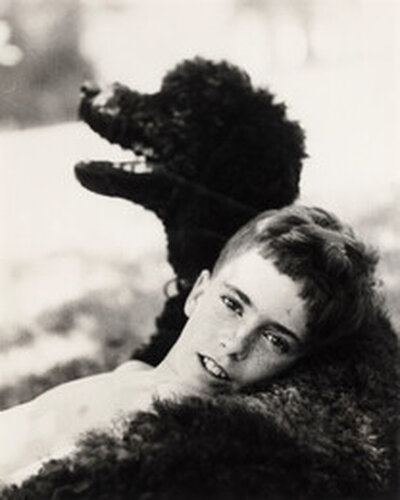 Boy and Poodle von Richard Avedon, Fotografie kaufen auf Singulart