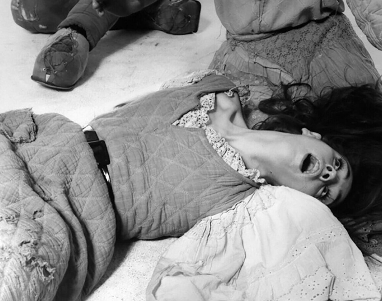 Experimental production of "Alice In Wonderland" Richard Avedon Fotografie zu verkaufen