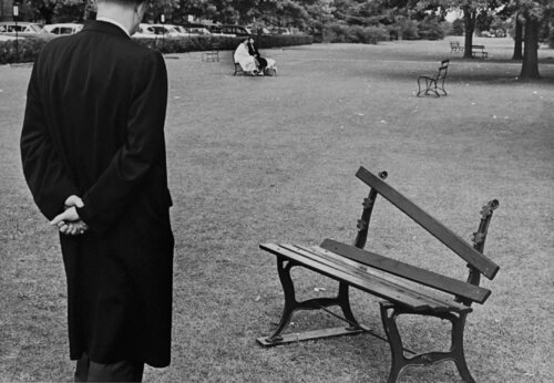 Broken Bench par André Kertész, Photographie en vente sur Singulart