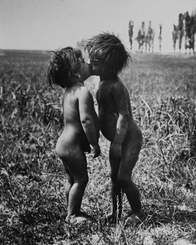 Gypsy Children, Hungary par André Kertész, Photographie en vente sur Singulart