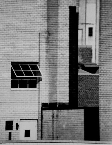 Brick Walls par André Kertész, Photographie en vente sur Singulart