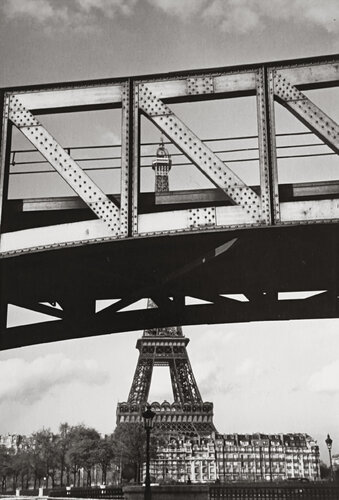 Eiffel Tower, Paris par André Kertész, Photographie en vente sur Singulart
