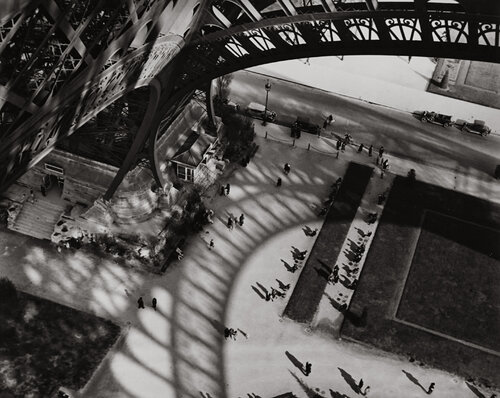 Under the Eiffel Tower par André Kertész, Photographie en vente sur Singulart