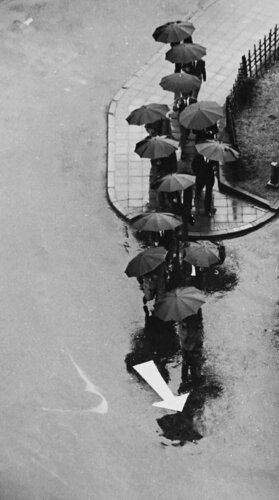 Rainy Day, Tokyo par André Kertész, Photographie en vente sur Singulart