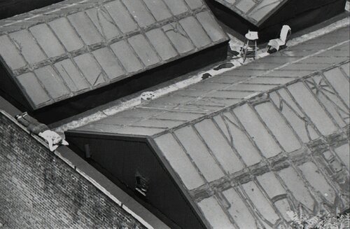 New York Painter on Roof par André Kertész, Photographie en vente sur Singulart