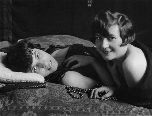 Girlfriends, Paris, 1926 par André Kertész, Photographie en vente sur Singulart