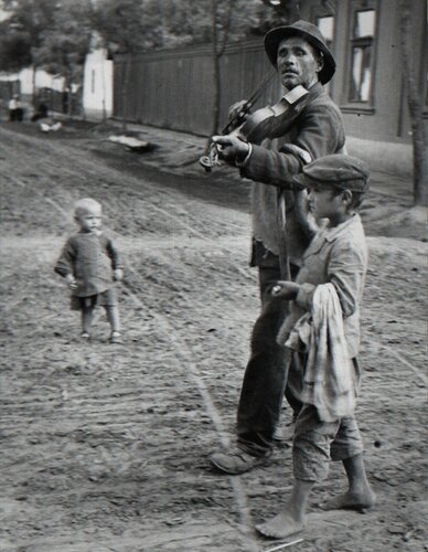 Blind Musician, Abony, Hungary par André Kertész, Photographie en vente sur Singulart