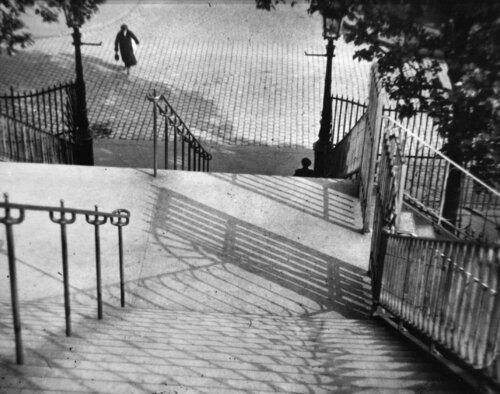 Stairs of Montmartre, Paris par André Kertész, Photographie en vente sur Singulart