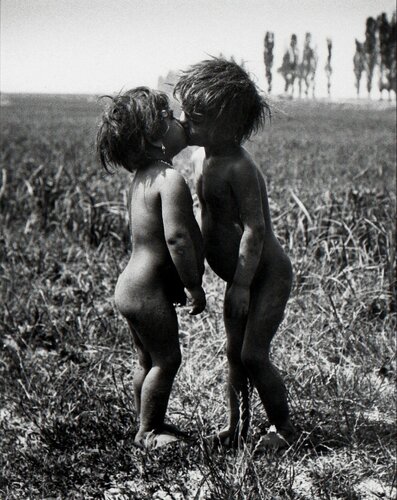Gypsy Children Kissing, Esztergom, Hungary par André Kertész, Photographie en vente sur Singulart